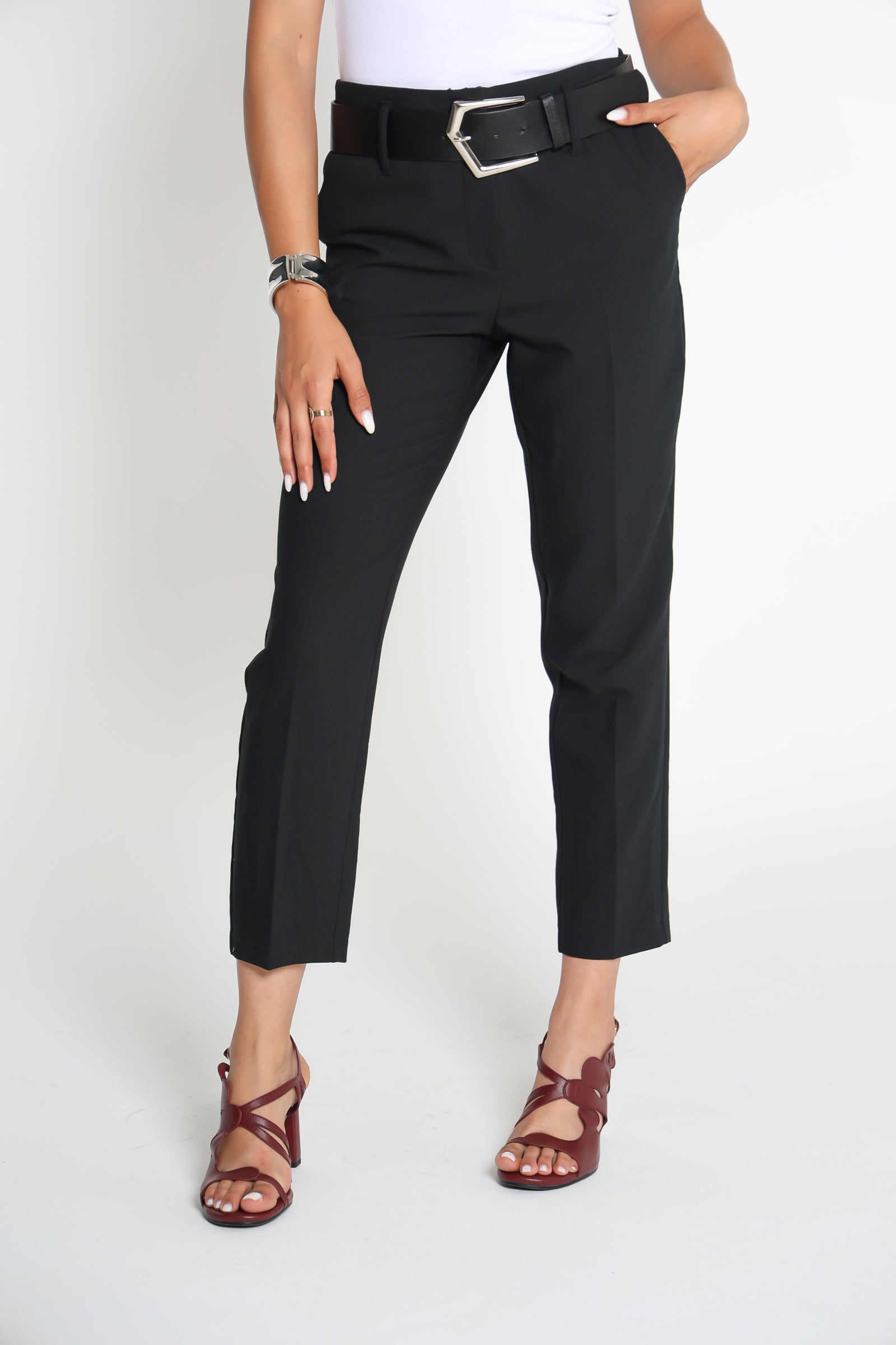 بنطلون كابريس slim fit مع قشاط