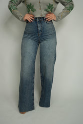 جينز غامق طويل واسع "مقصوص"