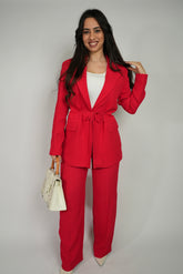 طقم أحمر بليزر وبنطلون