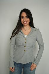 بلوزة كم رمادي عليها زرار دهبي