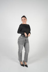 جينز رمادي مع قشاط