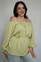 بلوزة مع ربطة عليها وردة