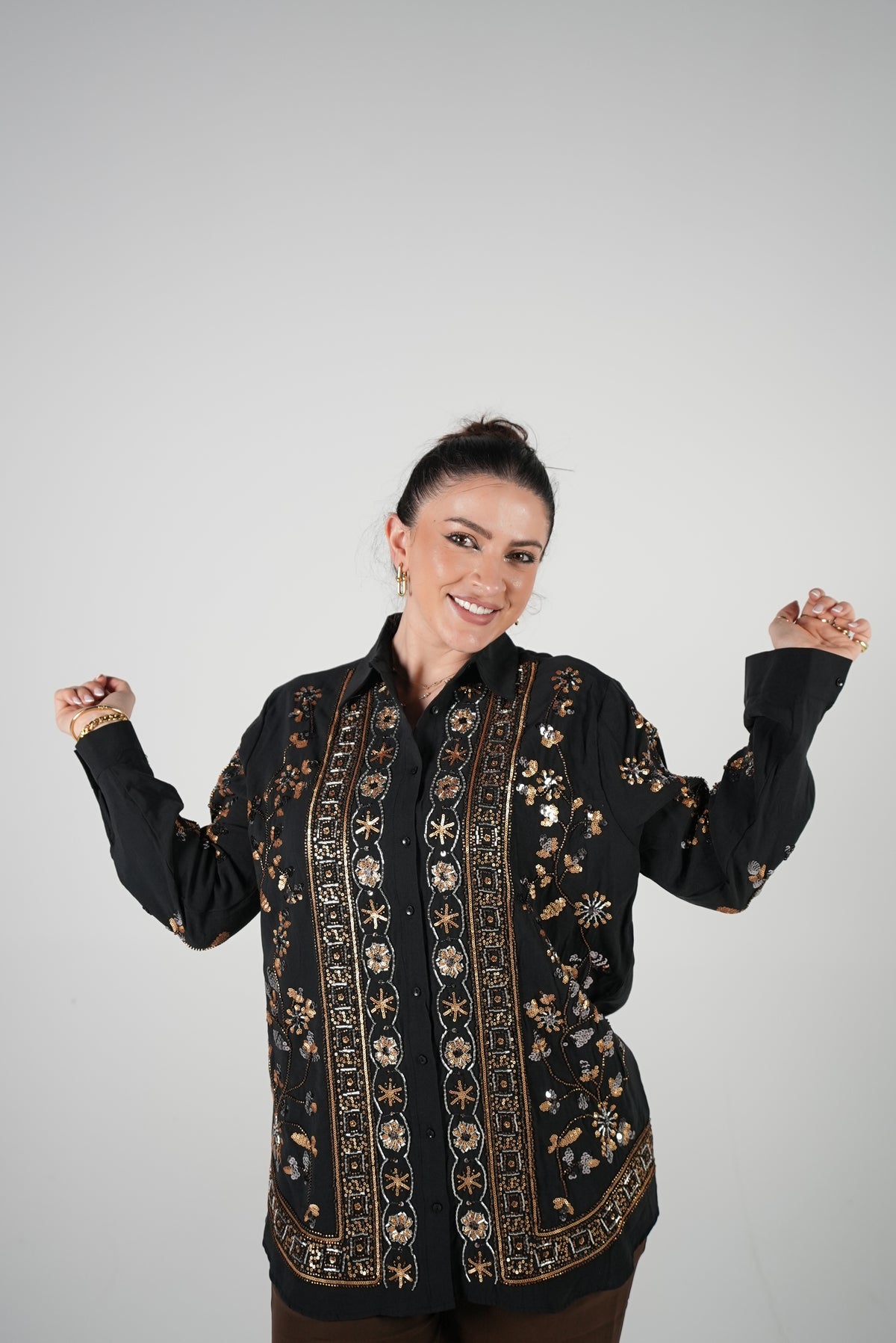 قميص أسود مخرّز